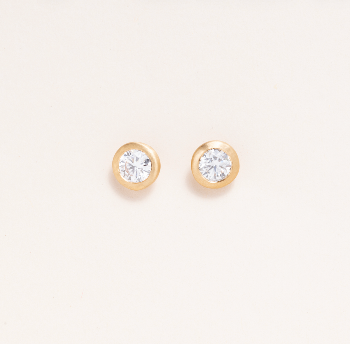 Diamond Studs in 18K Gold. 6mm lab diamonds