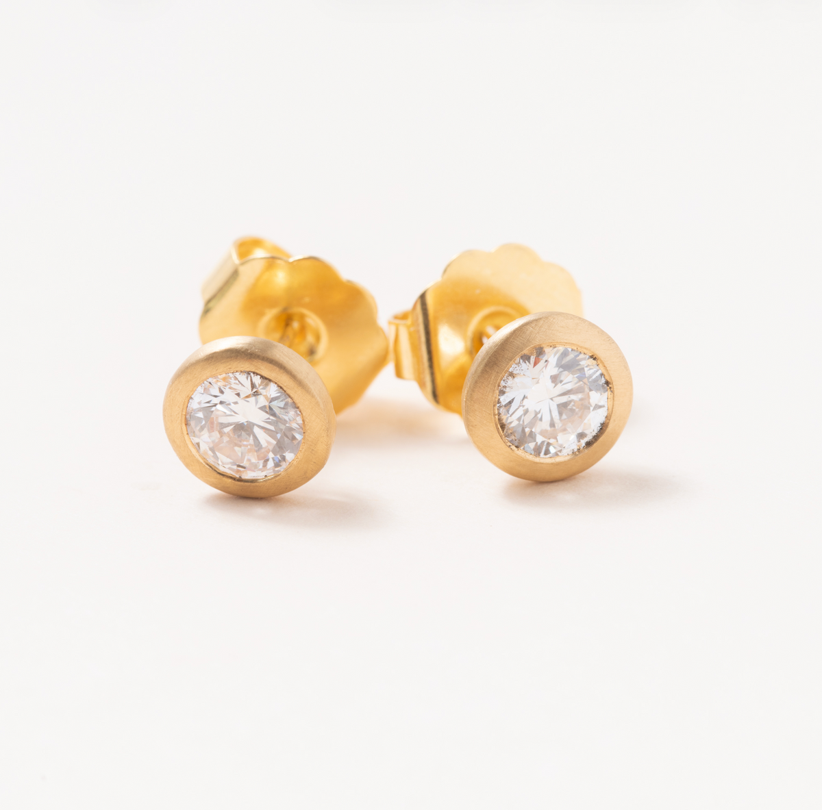 Diamond Studs in 18K Gold. 6mm lab diamonds